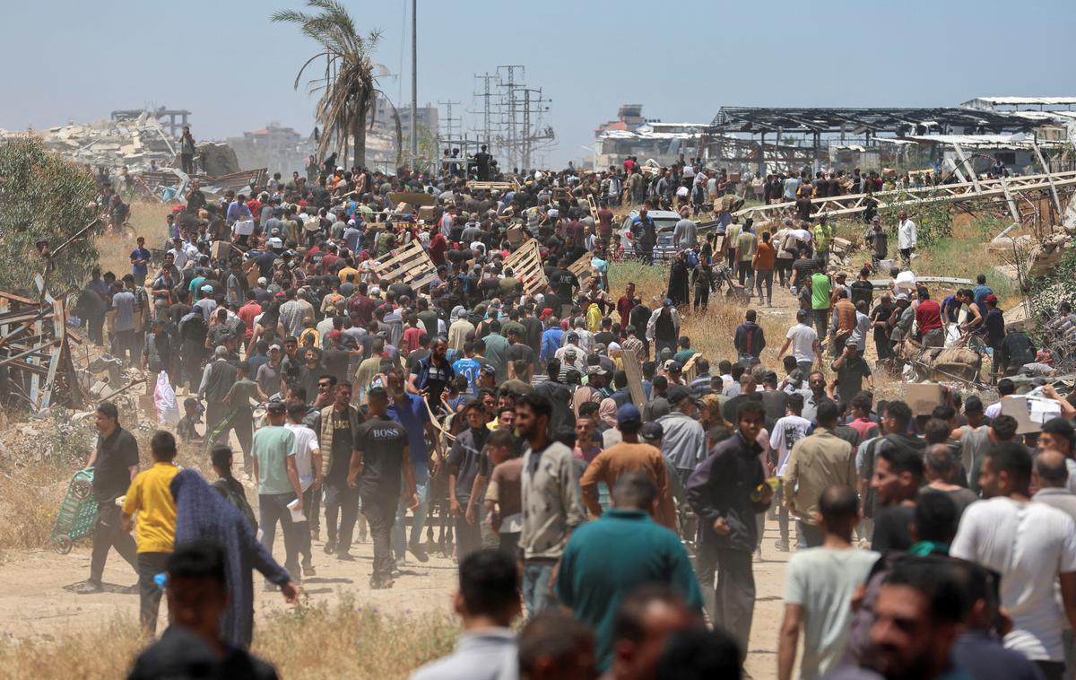 Gaza | Agencija ZN za pomoč Palestincem (UNRWA) je danes sporočila, da je v Gazi veliko pomanjkanje higienskih pripomočkov za dojenčke, kot so plenice, in pozvala k normalni oskrbi palestinske enklave s tovrstnimi potrebščinami. Stalen dotok nujnih potrebščin, kot so plenice, milo in vlažni robčki, so ključnega pomena za zdravje otrok in njihovo preživetje, so poudarili. | Foto Reuters