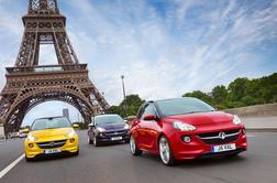 Novi opel adam pred Eifflovim stolpom v Parizu