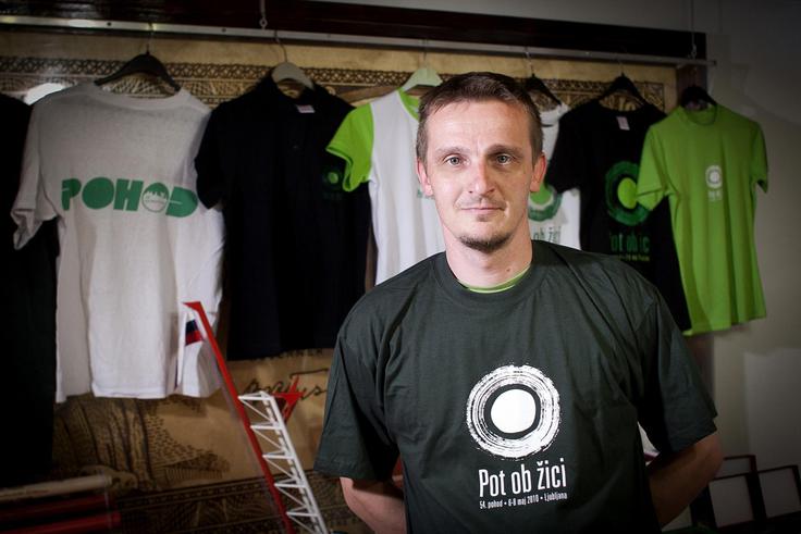 Zbiratelj Tomaž Alauf je lastnik obsežne zbirke, povezane s Pohodom ob žici. Del bo razstavil v Galeriji Kresija v Ljubljani. Razstava z naslovom Strast, imenovana pohod, bo na ogled od 25. aprila do 15. maja 2016. | Foto: Ana Kovač