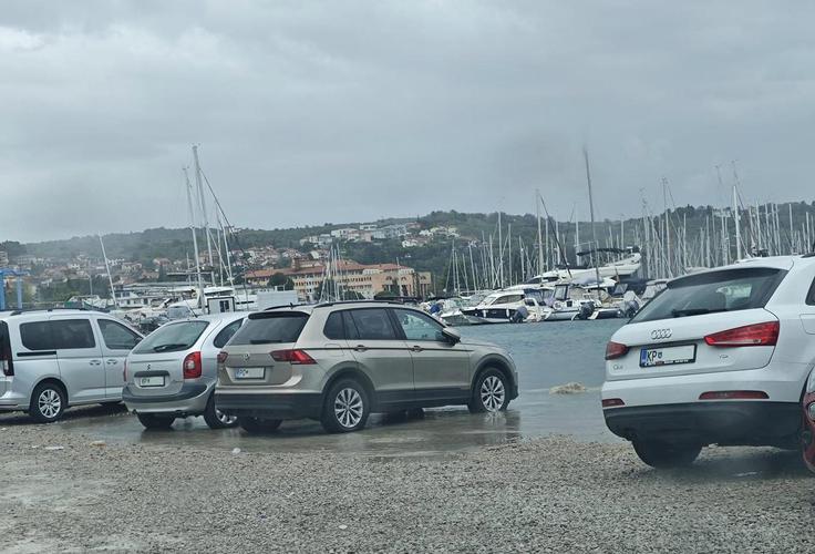 Na agenciji za okolje so z rumenim opozorilom sporočili, da se bo v petek dopoldan morje razlivalo v višini okoli deset centimetrov. Fotografija je iz arhiva. | Foto: David Florjančič