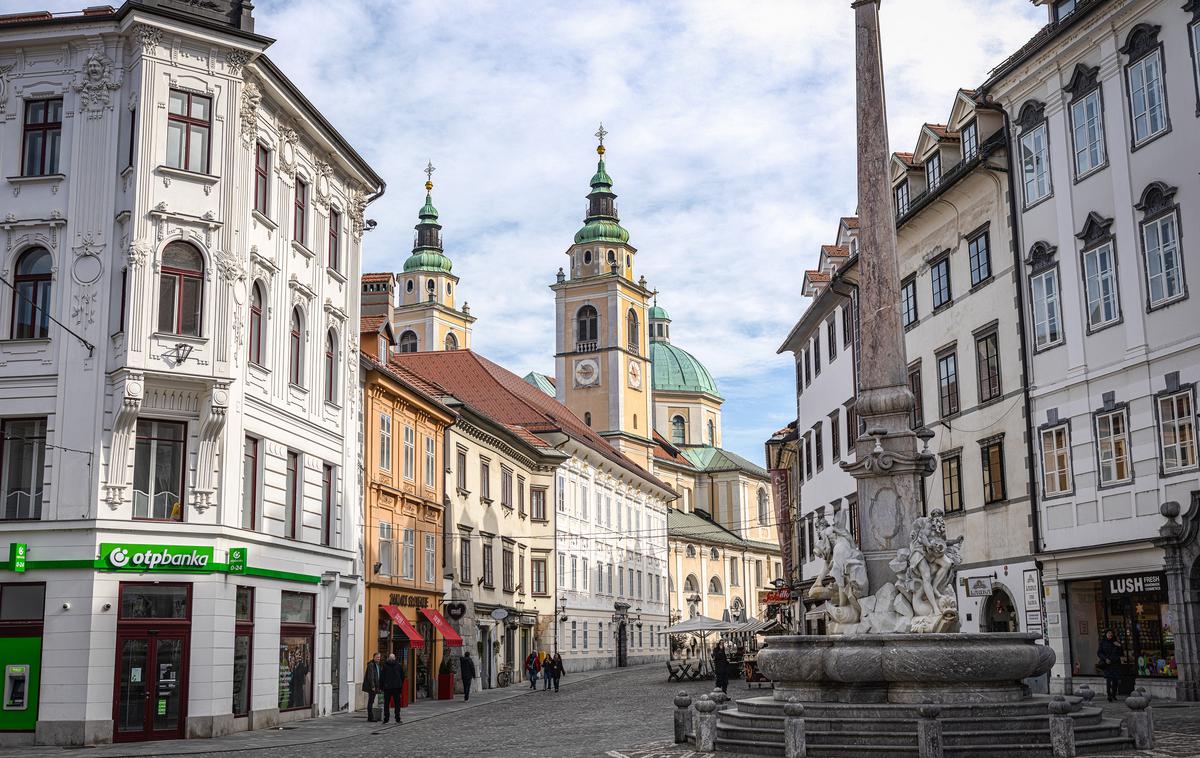 Ljubljana. Robbov vodnjak. | Medtem ko med prvo dvajseterico lestvice evropskih mest z največjo kakovostjo zraka prevladujejo finska, švedska, norveška mesta, pa se Slovenija z Ljubljano in Mariborom uvršča na 709. in 589. mesto od skupno 761 mest na lestvici. | Foto Bojan Puhek