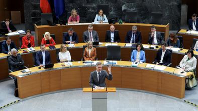 Koalicija in opozicija tudi po večurni razpravi o interpelaciji ostajata na svojih bregovih