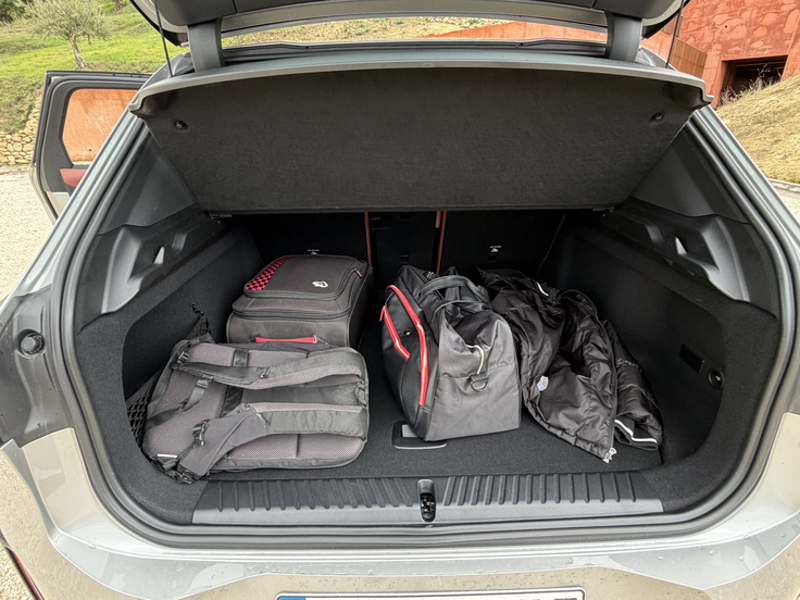 Avtomobil bo s svojo prostornostjo prav gotovo tekmec tudi večjemu modelu iX. Prtljažnik pri iX3 ima osnovno prostornino 520 litrov, kar je mogoče povečati do 1.750 litrov. Pri BMW so spredaj poskrbeli še za dodaten 58-litrski prtljažnik.
 | Foto: Gregor Pavšič