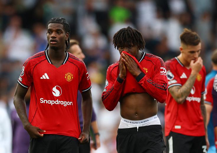 Razočaranje Patricka Dorguja, Aydena Heavena in Benjamina Šeška po zapravljenem vodstvu Manchester Uniteda v Londonu. | Foto: Reuters