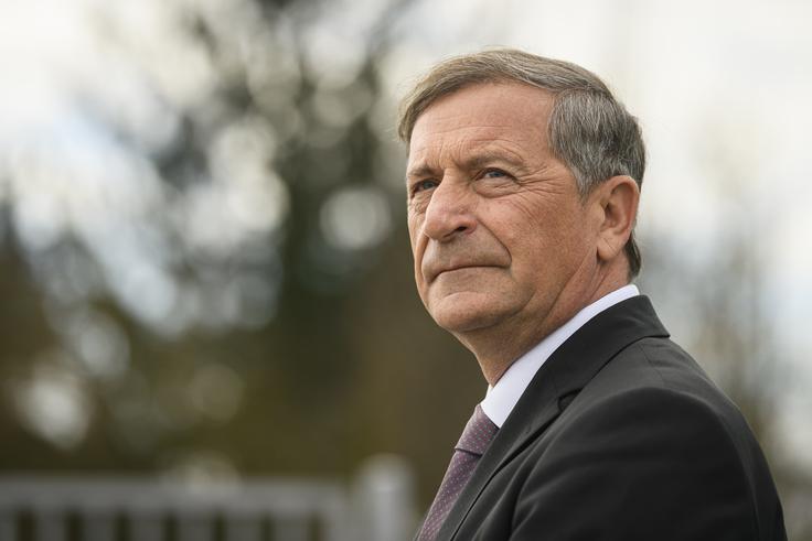 Erjavec je svoje soglasje h kandidaturi za predsednika vlade umaknil po tem, ko je zaradi pozitivnega testa na koronavirus v samoizolaciji pristal vodja poslanske skupine Matjaž Han, v samoizolaciji pa je zaradi stika s Hanom tudi vodja poslanske skupine DeSUS Franc Jurša.  | Foto: STA ,