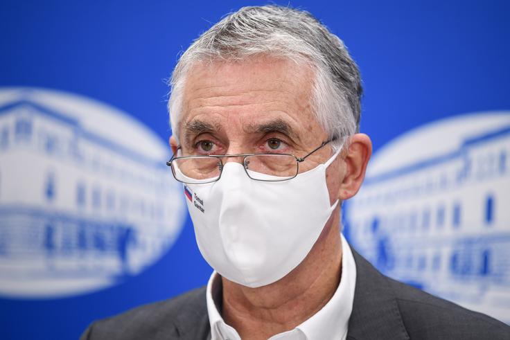 Minister za zdravje Tomaž Gantar je prek Twitterja sporočil, da moramo ukrepe za zajezitev novega koronavirusa ponotranjiti vsi, saj se bomo le tako najhitreje vrnili v relativno normalno življenje. | Foto: STA ,