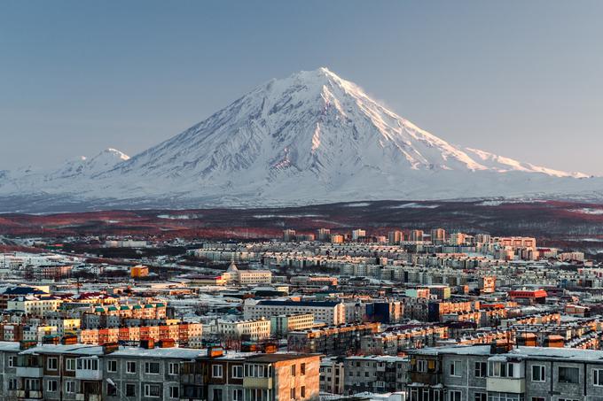 Kamčatka, polotok, na katerega na jugu meji Čukotka, je po nekaterih merilih znan tudi kot potresno in ognjeniško središče sveta (na fotografiji Petropavlosk, največje mesto na Kamčatki).  | Foto: Thinkstock
