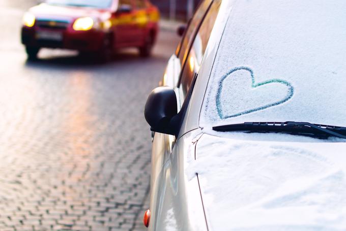 Avtomobilska stekla bo zaradi nizkih temperatur pred vožnjo zjutraj še treba očistiti.  | Foto: 