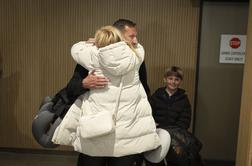 Čustveno na brniškem letališču: po 48 urah potovanja so doma #foto #video