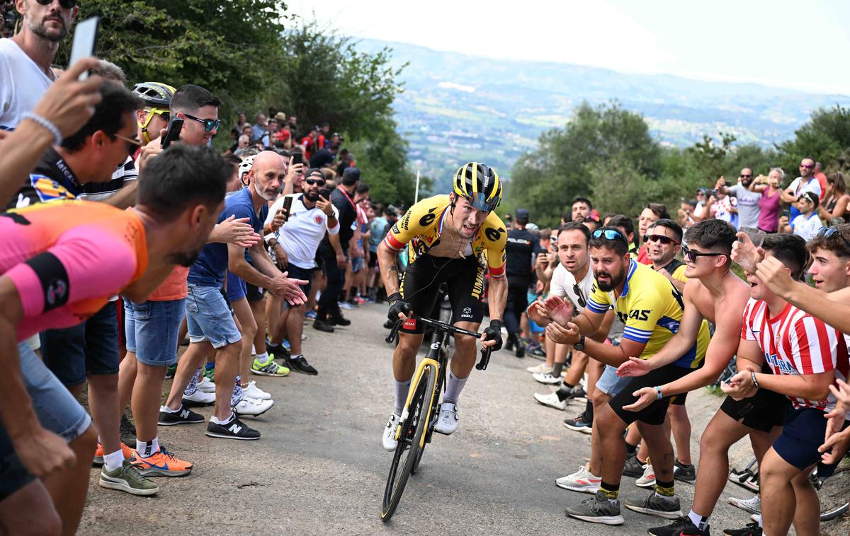 Primož Roglič, Vuelta 2022 | Nepregledne množice gledalcev tik ob progi na vzponih, pa vožnje z letali in avtobusi na transferjih med etapami, šotori v cilju, v katerih se preoblači po 80 kolesarjev naenkrat, seveda vsi brez mask ... | Foto Guliverimage