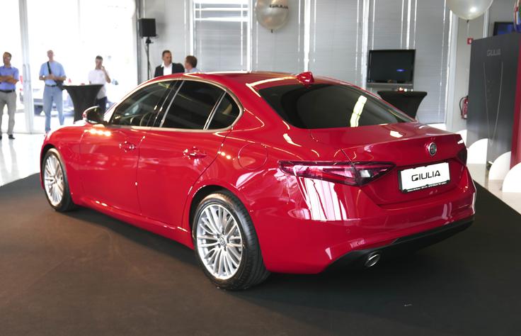 S kratkimi previsi in prepoznavnim italijanskim oblikovanjem je nova giulia prav gotovo alfa romeo s pristnim genskim zapisom te znamke.  | Foto: 