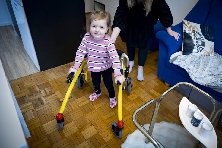 Kljub diagnozi je "dobrovoljček", pravi oče Jernej Blatnik, "od rojstva se mora boriti". Rada se smeje, pregleduje knjige, posluša pesmice. Je senzorno občutljiva, rada ima mir.  | Foto: Ana Kovač