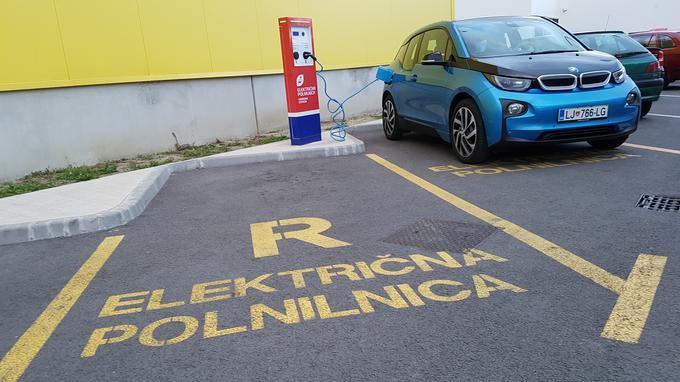 Po letu 2030 v Sloveniji ne bo več dovoljena prva registracija avtomobilov z notranjim izgorevanjem na bencin ali dizel. Dovoljena meja izpusta CO2 pri novem avtu bo namreč 50 gramov na prevoženi kilometer. | Foto: Gregor Pavšič