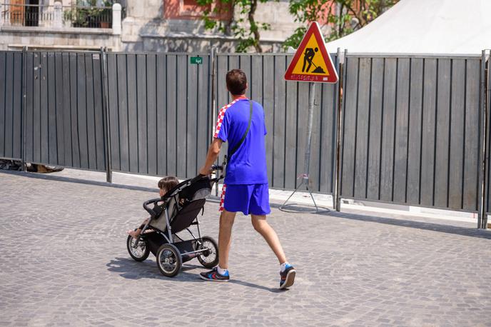 Oče | Ta tip družine oz. samo oče z otroki je pri nas sicer redek, vendar njihovo število in delež po navedbah Sursa naraščata. Leta 1991 je bil delež tega tipa družine z otroki triodstoten. | Foto STA