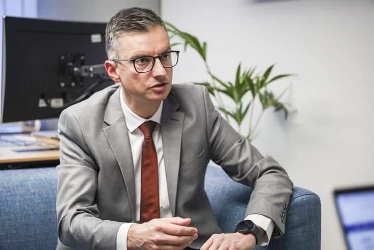 Šarec: "Ne vidim nič tragičnega, če vojska pomaga policiji pri zagotavljanju varnosti. Vojaki in policisti so naši ljudje, ne sovražniki – so varuhi države in njenih ljudi." | Foto: Renew Europe group