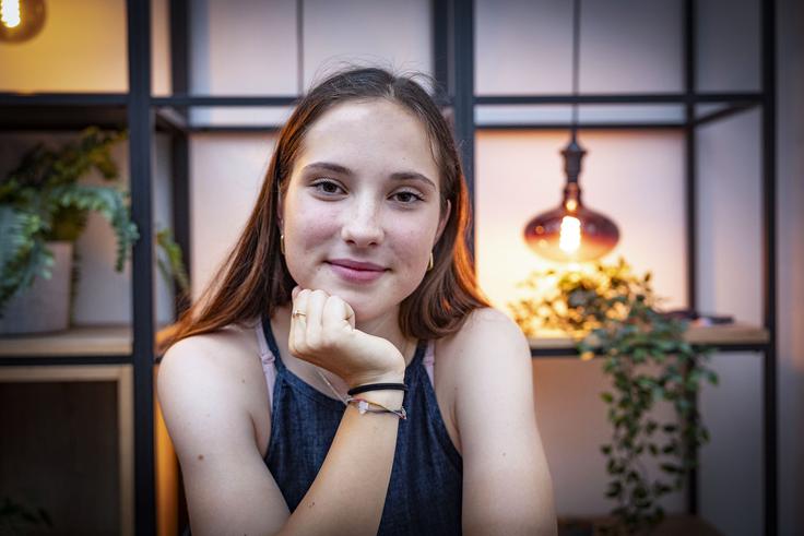 "Vsaj pri sebi vidim, da danes hitro prepoznam, kdaj se kakšna misel vrne. In takoj vem, da jo moram ustaviti. Ker če bi ji enkrat popustila, bi ji morda popustila še jutri in naslednji dan, potem pa se lahko zelo hitro spet zapleteš v isti krog." | Foto: Ana Kovač