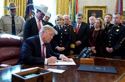 Trump podpisal veto na predlog zakona proti razglasitvi izrednih razmer