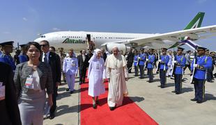 Papež pripotoval na Tajsko #video