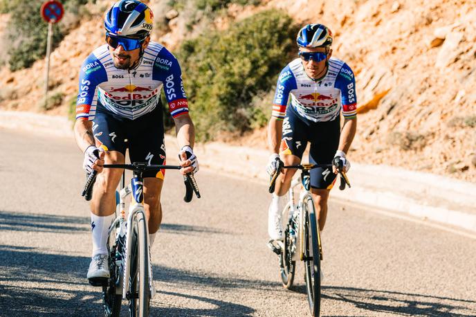 Primož Roglič, Remco Evenepoel | Primož Roglič naj bi v soboto nastopil na klasiki San Sebastian, kjer bo prvi favorit njegov moštveni kolega Remco Evenepoel, ki je na tej španski preizkušnji zmagal že trikrat. | Foto Maximilian Fries / Red Bull Content Pool