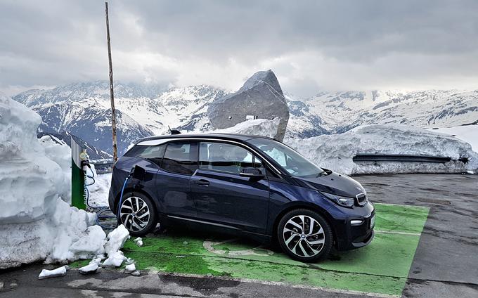 Prenovljeni BMW i3 na Hochtorju, kjer smo baterijo polnili na najvišje ležeči električni polnilnici v Evropi. Elektrika je tu brezplačna, potrebna ni niti predhodna registracija.  | Foto: Gregor Pavšič