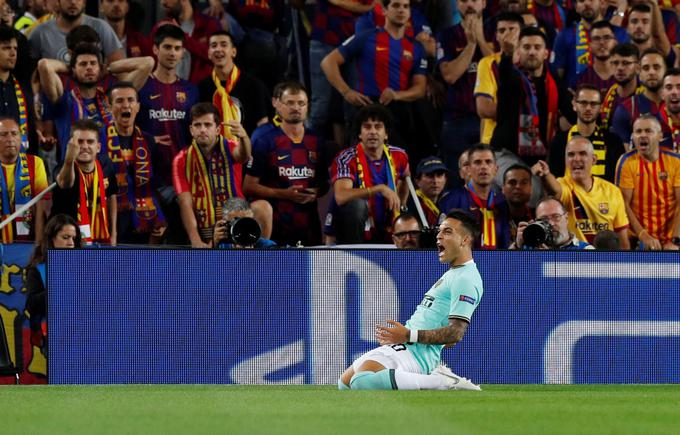 Pred tedni so mu navijači Barcelone kazali sredince, kmalu pa naj bi zanj ploskali. Lautaro Martinez naj bi se z Barcelono že dogovoril za prestop in štiriletno pogodbo. Rojaka nadvse hvali tudi šef Barcelone Lionel Messi: "Gre za kompletnega napadalca, ki zna vse. Nima šibke točke. Bomo videli, kaj se bo zgodilo." | Foto: Reuters