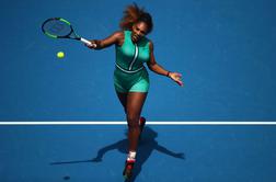 Serena Williams osupnila z zelenim pajacem in mrežastimi najlonkami #foto #video