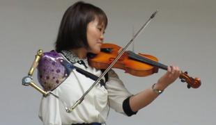 Neverjetno: z eno roko ji uspeva vrhunsko igrati na violino #video