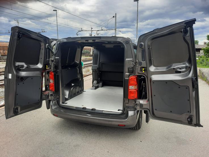 Krilni vrati se odpirata vse do 180 stopinj.
 | Foto: Aleš Črnivec