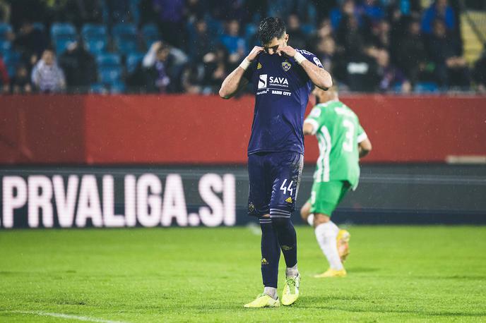 Maribor Olimpija pokal finale | Marko Tolić je globoko v sodnikovem podaljšku zapravil najstrožjo kazen za Maribor. Njegov poskus se je povsem ponesrečil, tako da je Matevž Vidovšek zlahka ujel žogo. | Foto Grega Valančič/Sportida