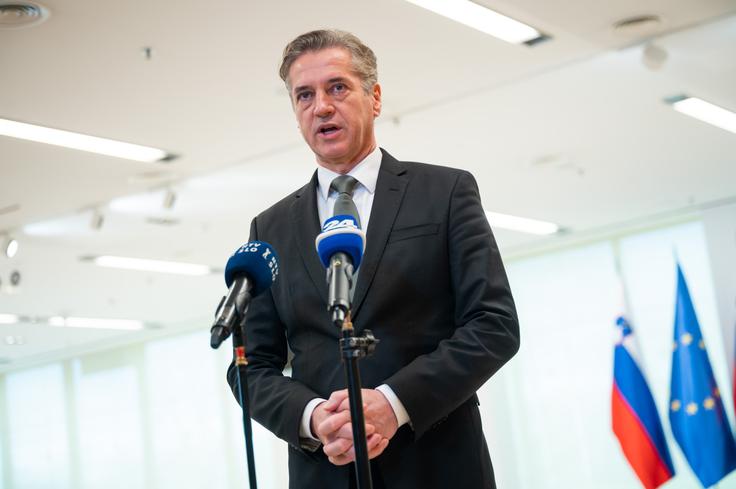 Premier Golob je po sredini seji vlade dejal, da bo o dogajanju glede Ukrajine in pozivov k okrepitvi obrambnih izdatkov dal izjavo pred izrednim zasedanjem evropskih voditeljev v Bruslju. | Foto: STA