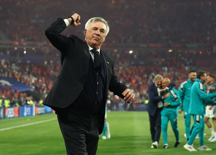 "To je bila neverjetna sezona. Nihče si ni mislil, da bi lahko zmagali na treh tekmovanjih, niti jaz, ki sem velik optimist," je dejal Carlo Ancelotti, ki se je na klop Reala vrnil pred letom dni. | Foto: Reuters