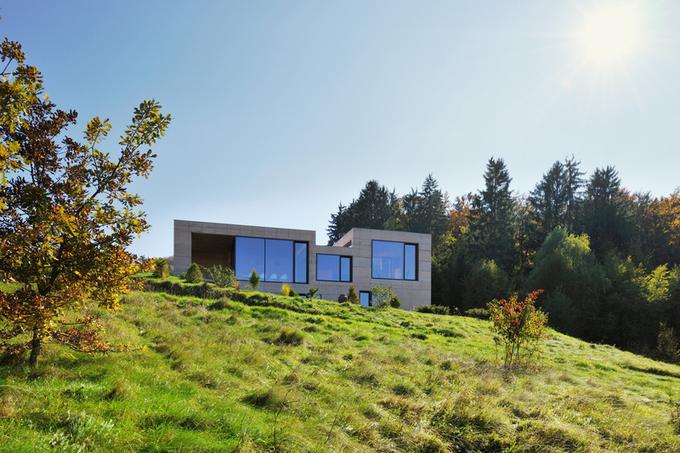 Družinska hiša je postavljena v obliki treh različno visokih volumnov, ki se prilagajajo terenu. | Foto: Miran Kambič/www.arhitekturakrusec.si