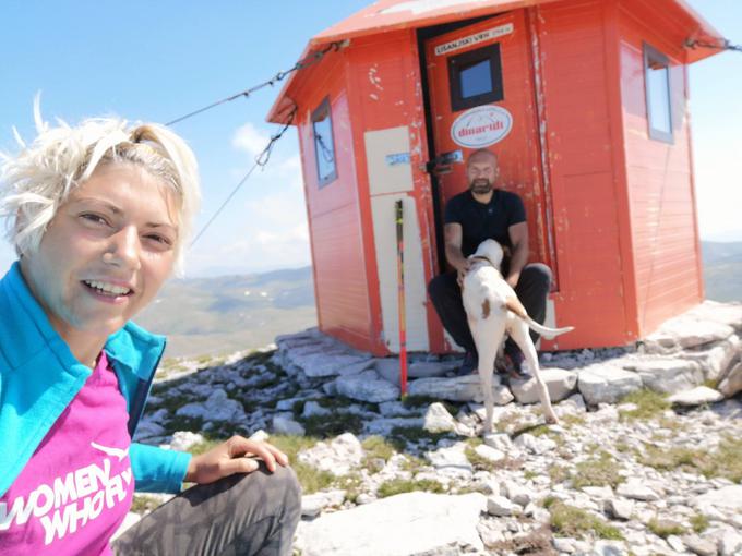 Pia in Andrej na Lišanjskem vrhu (1794 m), drugem najvišjem hrvaškem vrhu, ki je označeval polovico njune poti. | Foto: Facebook/Hodim, torej sem