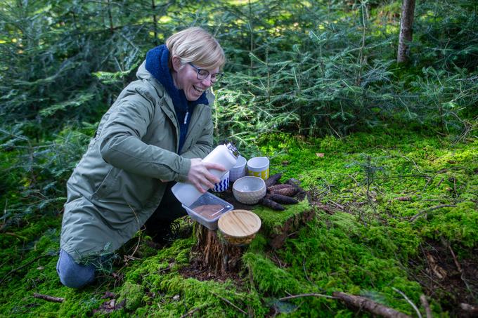 Ob koncu kopeli Katarina udeležencem postreže domač zeliščni čaj, svojo skodelico dobi tudi gozd. | Foto: Gaja Hanuna