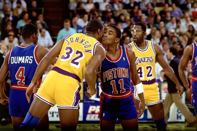 Earvin 'Magic' Johnson in Isiah Thomas sta bila v osemdesetih letih velika zvezdnika in tekmeca v ligi NBA. Pred tem sta oba igrala v NCAA. Prvi za Michigan State, drugi za Indiano. V NCAA je igral tudi James Worthy (desno v ozadju s številko 42), bil je soigralec Michaela Jordana pri Severni Karolini. | Foto: 