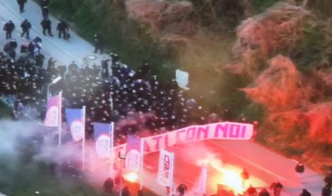 Pirotehniko jim je uspelo pretihotapiti tudi na stadion #foto