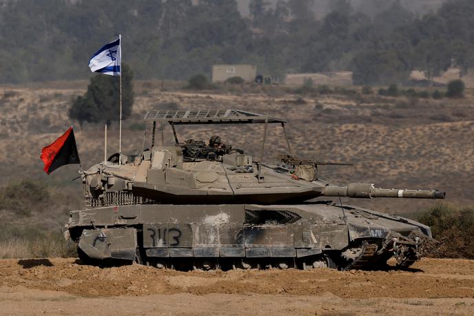 izraelska vojska, izraelski tank | Hamasova vlada na območju Gaze je operacijo obsodila, češ da je vdor v bolnišnico s tanki, droni, orožjem in streljanjem vojni zločin in kršitev mednarodnega humanitarnega prava. | Foto Reuters