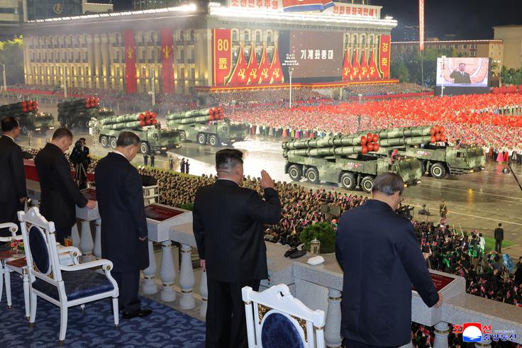 Vojaška parada v Pjongjangu v Severni Koreji | Foto: Reuters