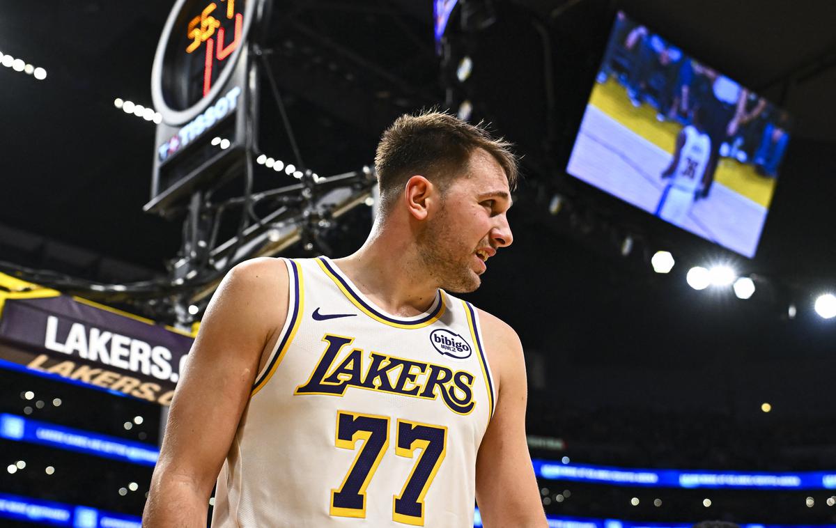 Luka Dončić | Luka Dončić v povprečju na tekmo v tej sezoni dosega dobrih 41 točk! Nastopil je na štirih tekmah, tri pa izpustil. Gostovanje v Portlandu bo tako že četrta tekma, na kateri v tej sezoni ne bo pomagal soigralcem.  | Foto Reuters