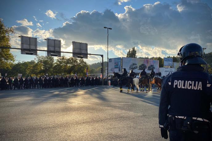 shod7 | Če bi morala policija javni shod razpustiti in ukazati izpraznitev prostora shoda, naj udeleženci to spoštujejo, so še pozvali pri policiji.  | Foto Ana Kovač