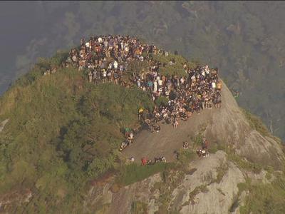 Zaradi spopada med policijo in tolpo 200 turistov obtičalo na hribu