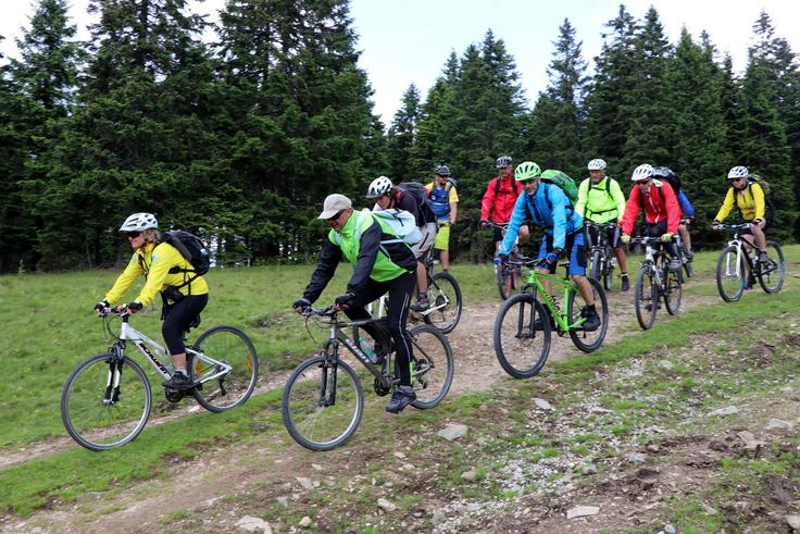 Turni kolesarji so se podali na turo po bližnji okolici. | Foto: Manca Čujež