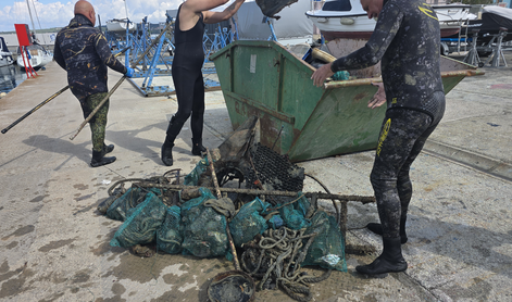 Z morskih travnikov slovenske Istre odstranili več kot dve toni odpadkov