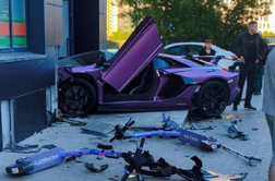 Sin ruskega milijarderja z lamborghinijem trčil v stavbo in zbil moškega
