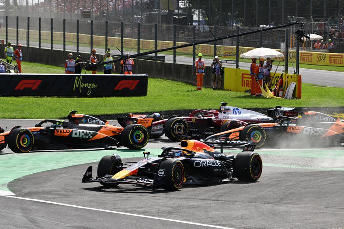 Monza štart Max Verstappen Lando Norris | Max Verstappen je sekal prvo šikano in zato ob koncu kroga prepustil prvo mesto Landu Norrisu. A ga je nekaj krogov pozneje prehitel in znova vodil na VN Italije, 16. dirki sezone. | Foto Reuters