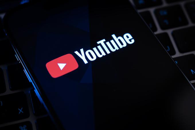 Vodstvo YouTuba je že lani napovedalo, da v aplikacijo YouTube za pametne televizorje prihajajo 30-sekundni oglasi, ki bodo prikazani pred začetkom predvajanja vsebin in ki jih ne bo mogoče preskočiti na noben način (razen z YouTube Premium). TV-zasloni so z vidika prihodkov od oglaševanja najverjetneje YouTubova najpomembnejša platforma. Po njihovih lastnih navedbah si gledalci najbolj priljubljenih vsebin na YouTubu, to je zgornjih pet odstotkov vseh videoposnetkov glede na njihov doseg, kar 70 odstotkov oglasov ogledajo prav na TV-zaslonih.   | Foto: Shutterstock