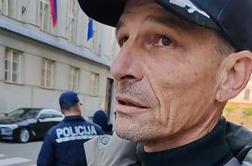 Moški pred vlado Robertu Golobu osebno prinesel orožje