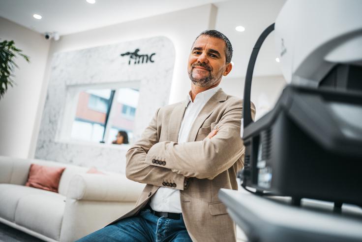 Gotova očala niso unikatno prilagojena posameznemu uporabniku tako kot očala, izdelana individualno. | Foto: Jan Lukanović