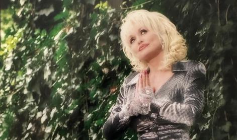 Kaj se dogaja z Dolly Parton? Njena sestra poziva k molitvi zanjo.