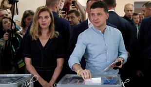 V Ukrajini vzporedne volitve kažejo zmago stranke predsednika Zelenskega